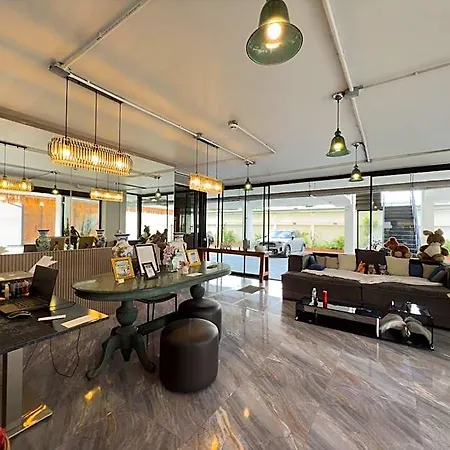 Breezewood Bangkok Hotel